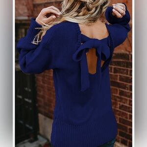 NWOT Women’s Blue Sweater with Bow Knot on the back oversized size L never worn